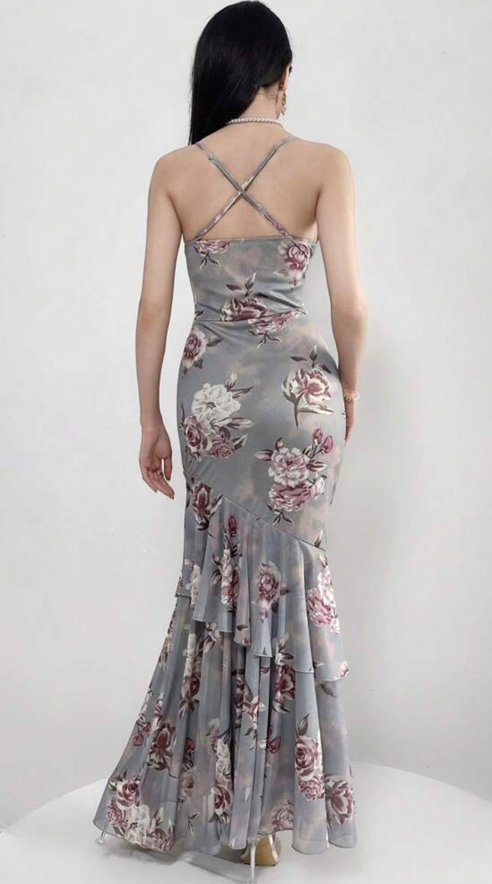 Vestido floral gris vista trasera con tirantes cruzados