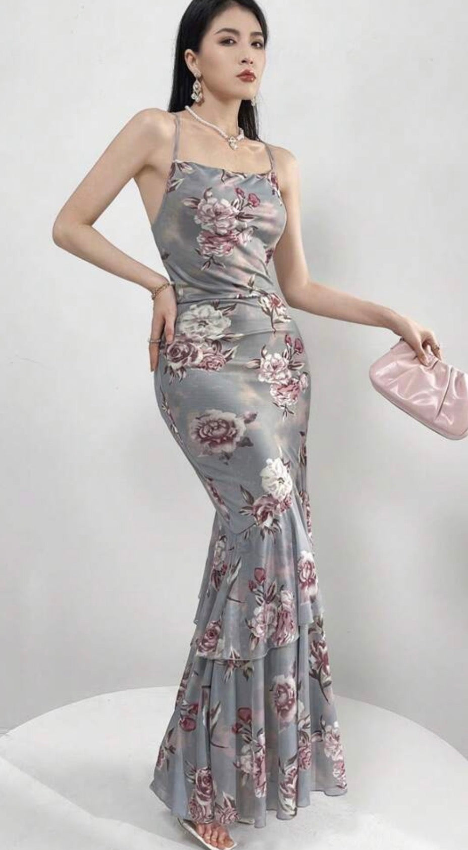 Vestido floral gris cola de pez vista frontal completa