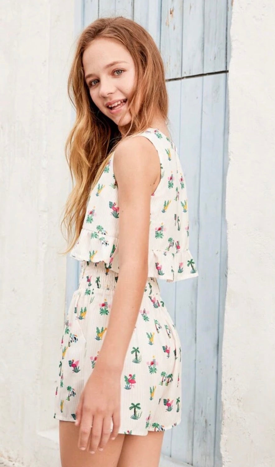 Conjunto dos piezas niña estampado tropical vista lateral