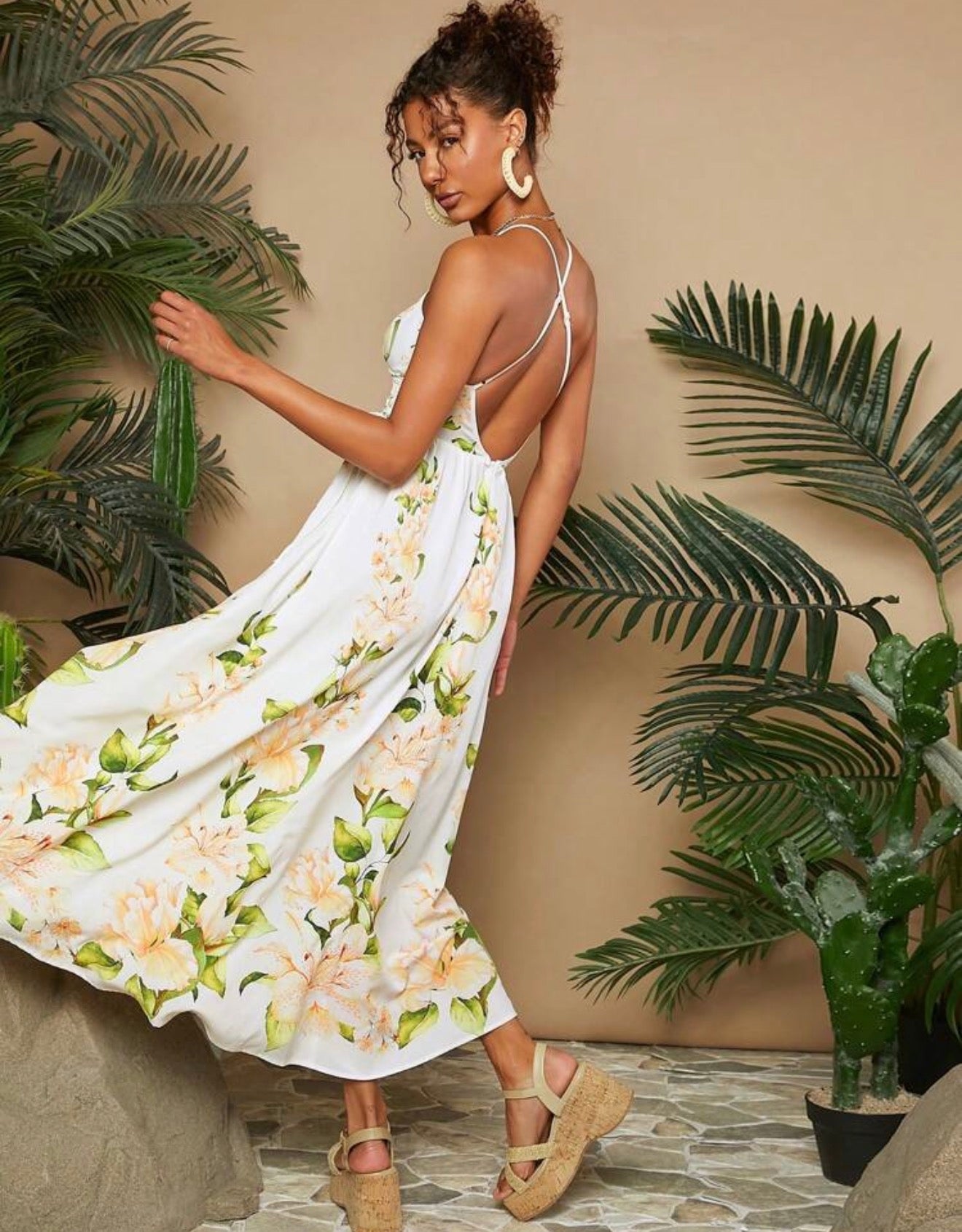 Vestido maxi floral blanco espalda descubierta con tirantes cruzados