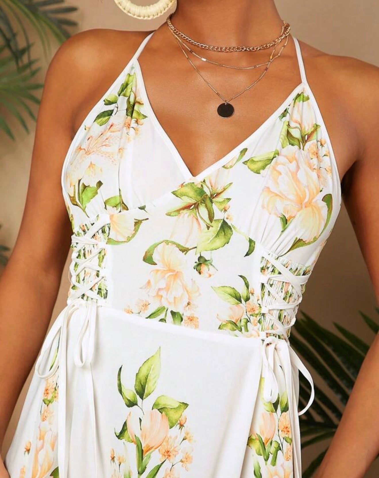 Detalle escote en V y corset de cordones del vestido floral