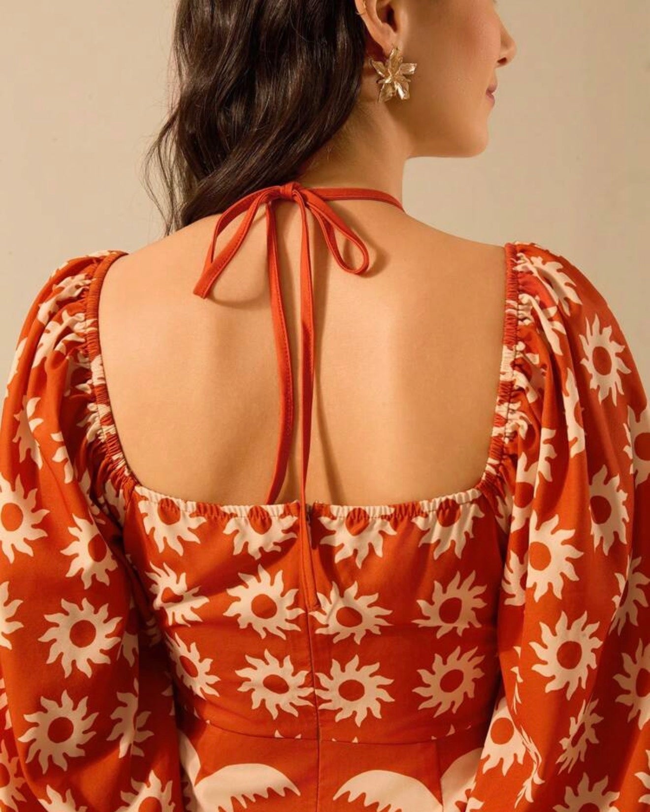 CAJUNI Vestido Boho Tropical - Detalle espalda abierta con lazo