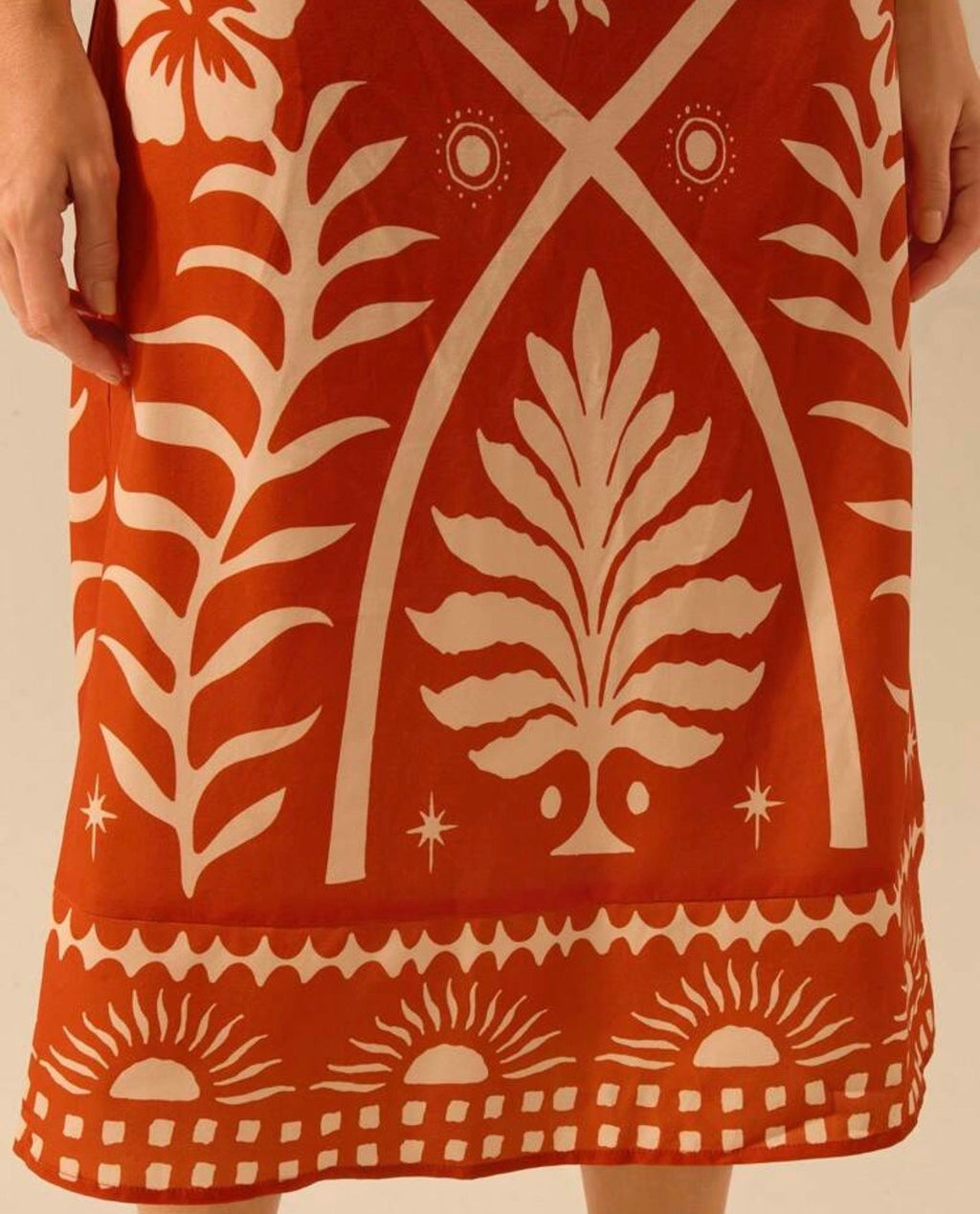 CAJUNI Vestido Boho Tropical - Detalle estampado falda