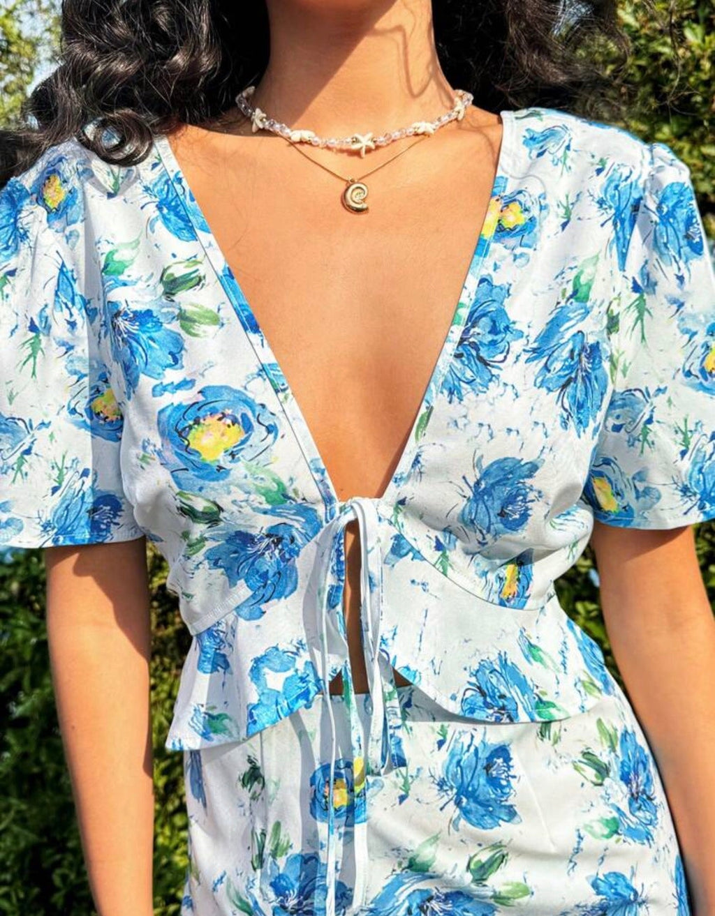 Soleia Vestido Floral - Detalle escote y lazo hueco frontal