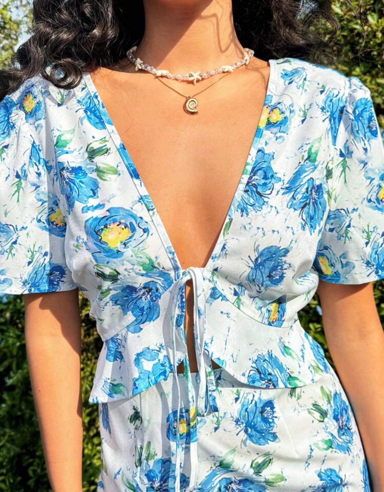 Soleia Vestido Floral - Detalle escote y lazo hueco frontal